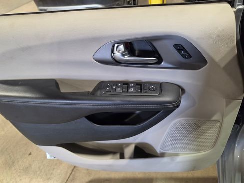 Used 2024 Chrysler Pacifica Touring-L FWD image 5