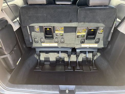 Used 2018 Toyota Sienna SE w/ Carpet Mat Package FWD image 17