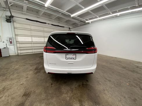 Used 2024 Chrysler Pacifica Touring-L FWD image 5