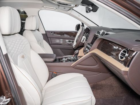 Used 2025 Bentley Bentayga Extended Wheelbase image 2