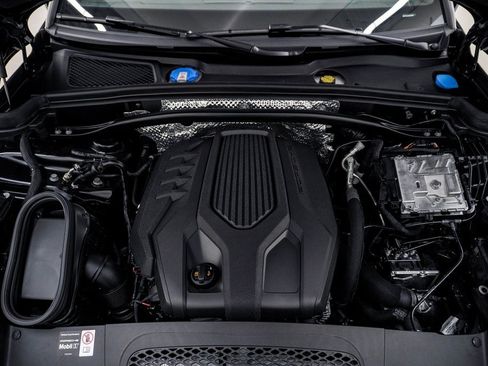 Certified 2025 Porsche Macan image 29