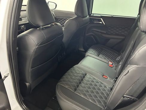 Used 2023 Mitsubishi Outlander AWD image 15