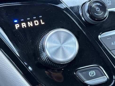 Used 2024 Chrysler Pacifica Touring-L image 35