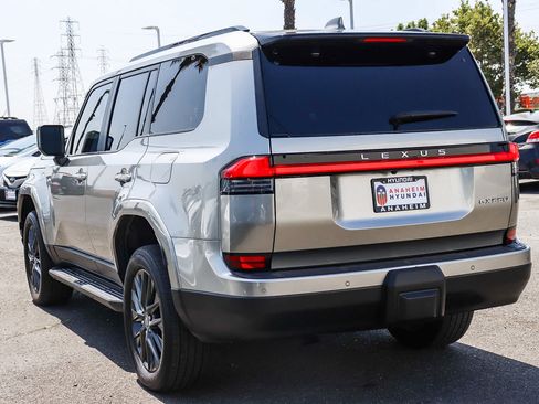 Used 2024 Lexus GX 550 w/ Cold Area Package AWD/4WD image 9