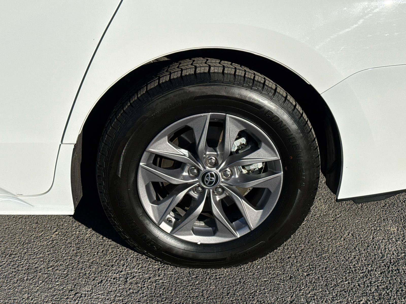 Used 2024 Toyota Sienna LE AWD/4WD image 8