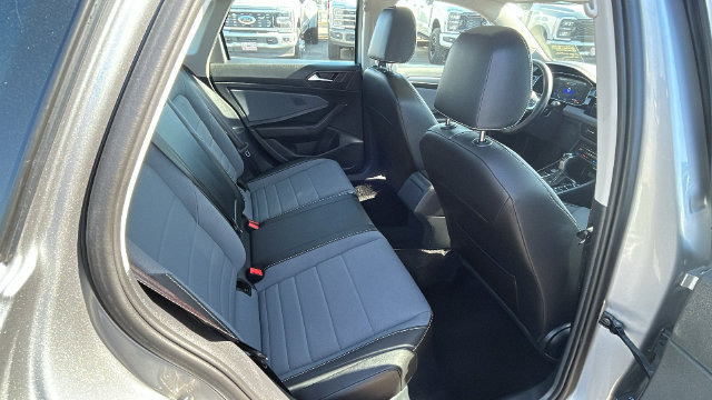 Used 2025 Volkswagen Jetta SE FWD image 13