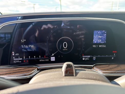 Used 2022 Cadillac Escalade ESV Premium Luxury Platinum image 16