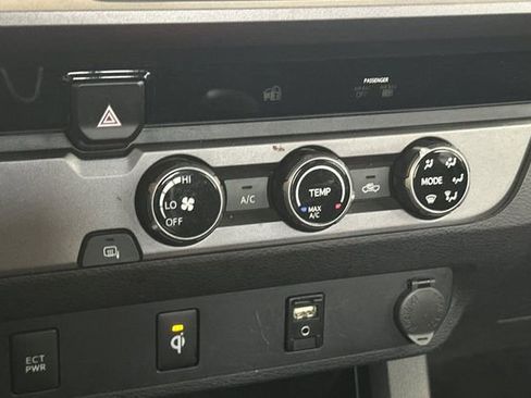 Used 2017 Toyota Tacoma TRD Sport image 21