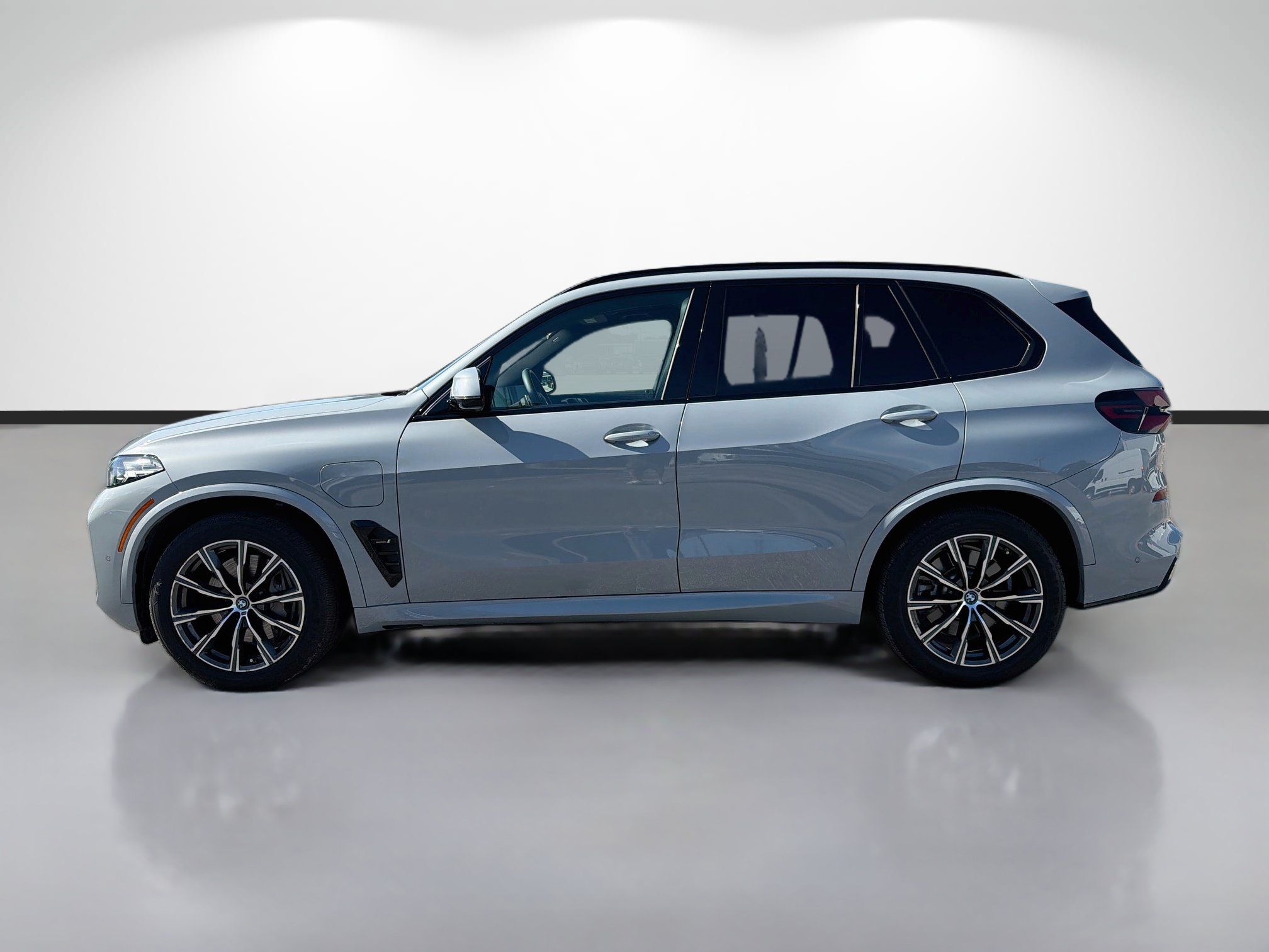 Used 2024 BMW X5 xDrive50e w/ M Sport Package AWD/4WD image 6