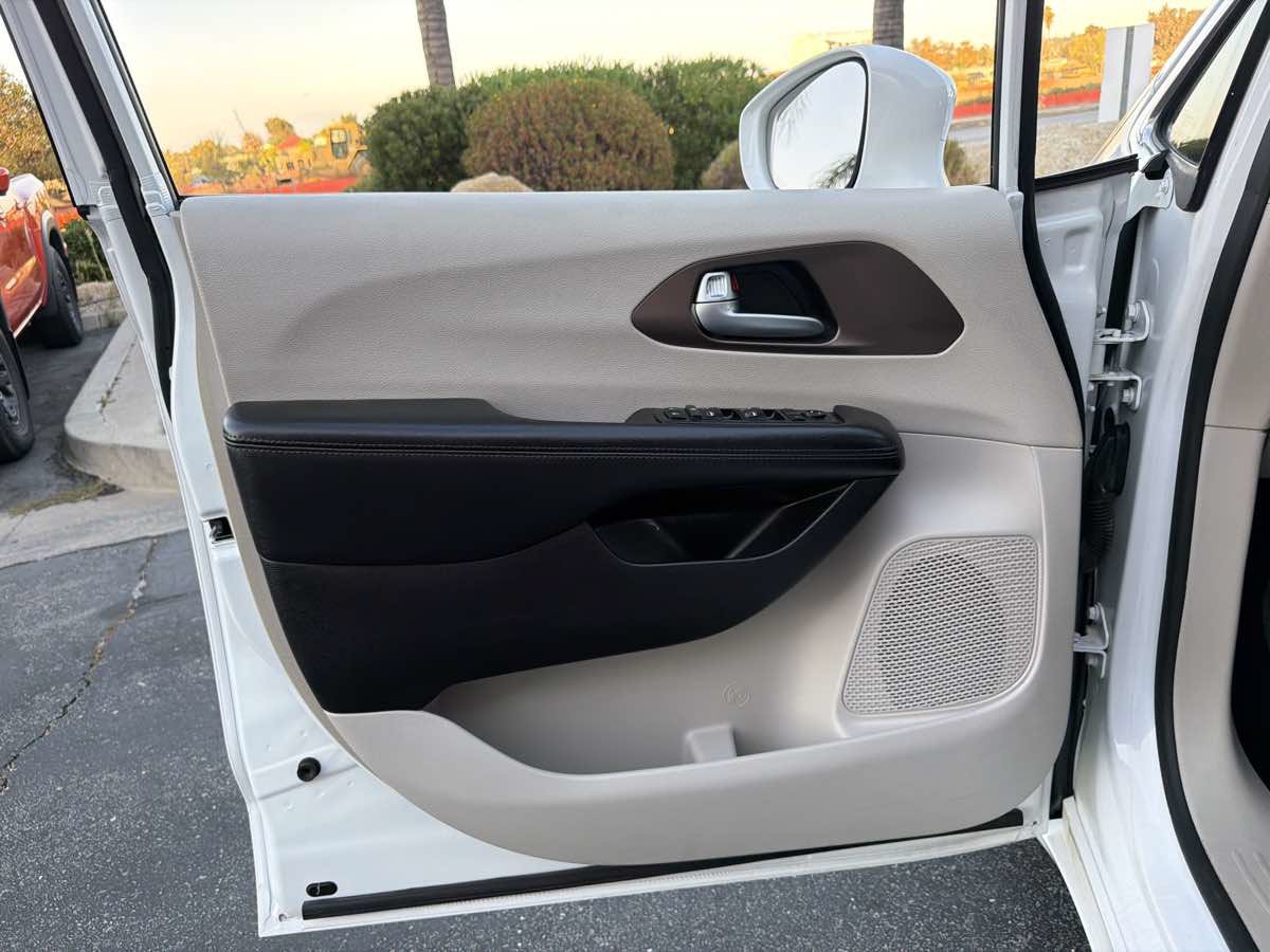 Used 2019 Chrysler Pacifica Touring-L FWD image 26