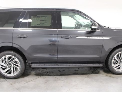 New 2026 Lincoln Navigator Premiere AWD/4WD image 10