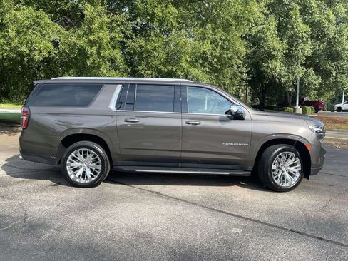 Used 2021 Chevrolet Suburban Premier w/ Premium Package AWD/4WD image 2