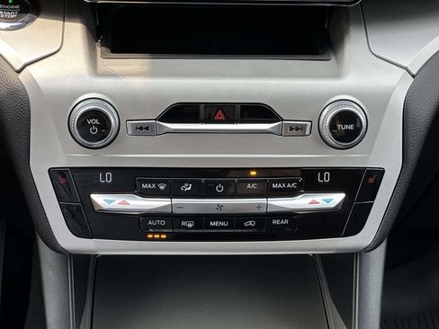 Used 2021 Ford Explorer XLT AWD/4WD image 18