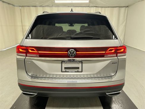 Certified 2024 Volkswagen Atlas SE image 3