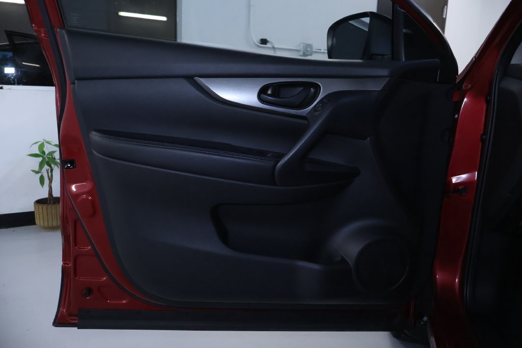 Used 2020 Nissan Rogue Sport S FWD image 11