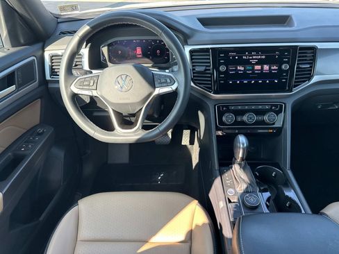 Used 2022 Volkswagen Atlas Cross Sport SE image 2