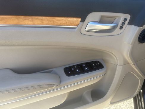 Used 2014 Chrysler 300 C image 7