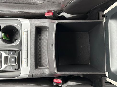 Used 2024 Kia Carnival LX image 27