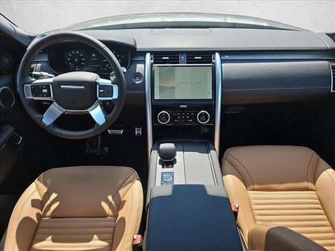 Used 2024 Land Rover Discovery Dynamic SE image 4