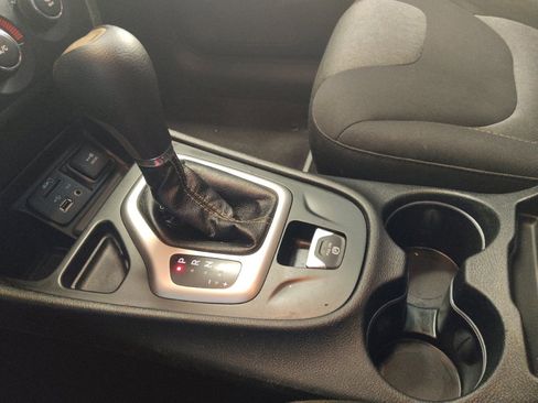 Used 2018 Jeep Cherokee Latitude w/ Altitude Package image 26