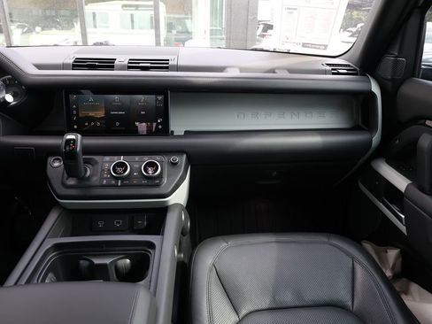Used 2023 Land Rover Defender 90 SE image 25