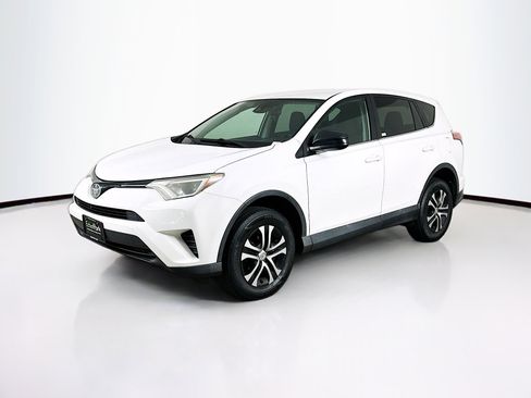 Used 2018 Toyota RAV4 LE FWD image 3