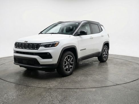 Used 2025 Jeep Compass Trailhawk image 3