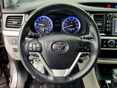 Used 2019 Toyota Highlander XLE AWD/4WD image 14