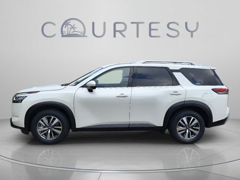 Certified 2022 Nissan Pathfinder SL w/ Cargo Package AWD/4WD image 2