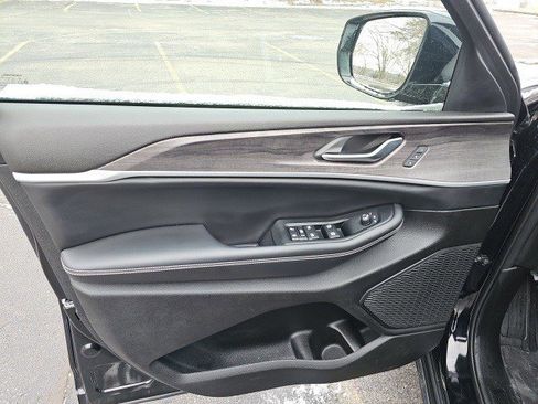 Used 2023 Jeep Grand Cherokee Limited image 21