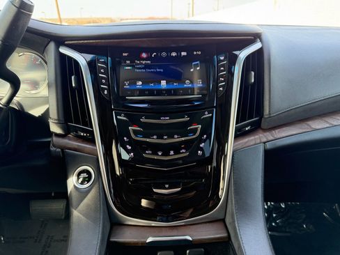 Used 2018 Cadillac Escalade Premium Luxury image 13