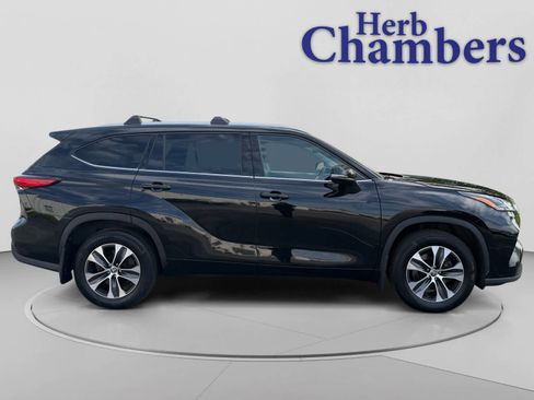 Used 2022 Toyota Highlander XLE AWD/4WD image 12
