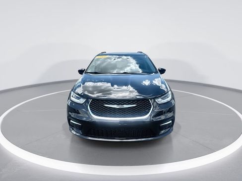 Used 2022 Chrysler Pacifica Touring-L FWD image 3