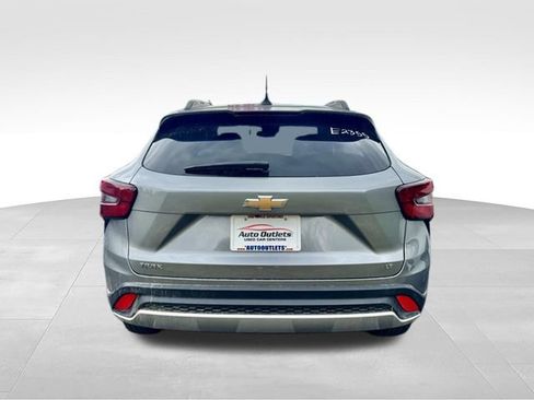 Used 2025 Chevrolet Trax LT FWD image 7
