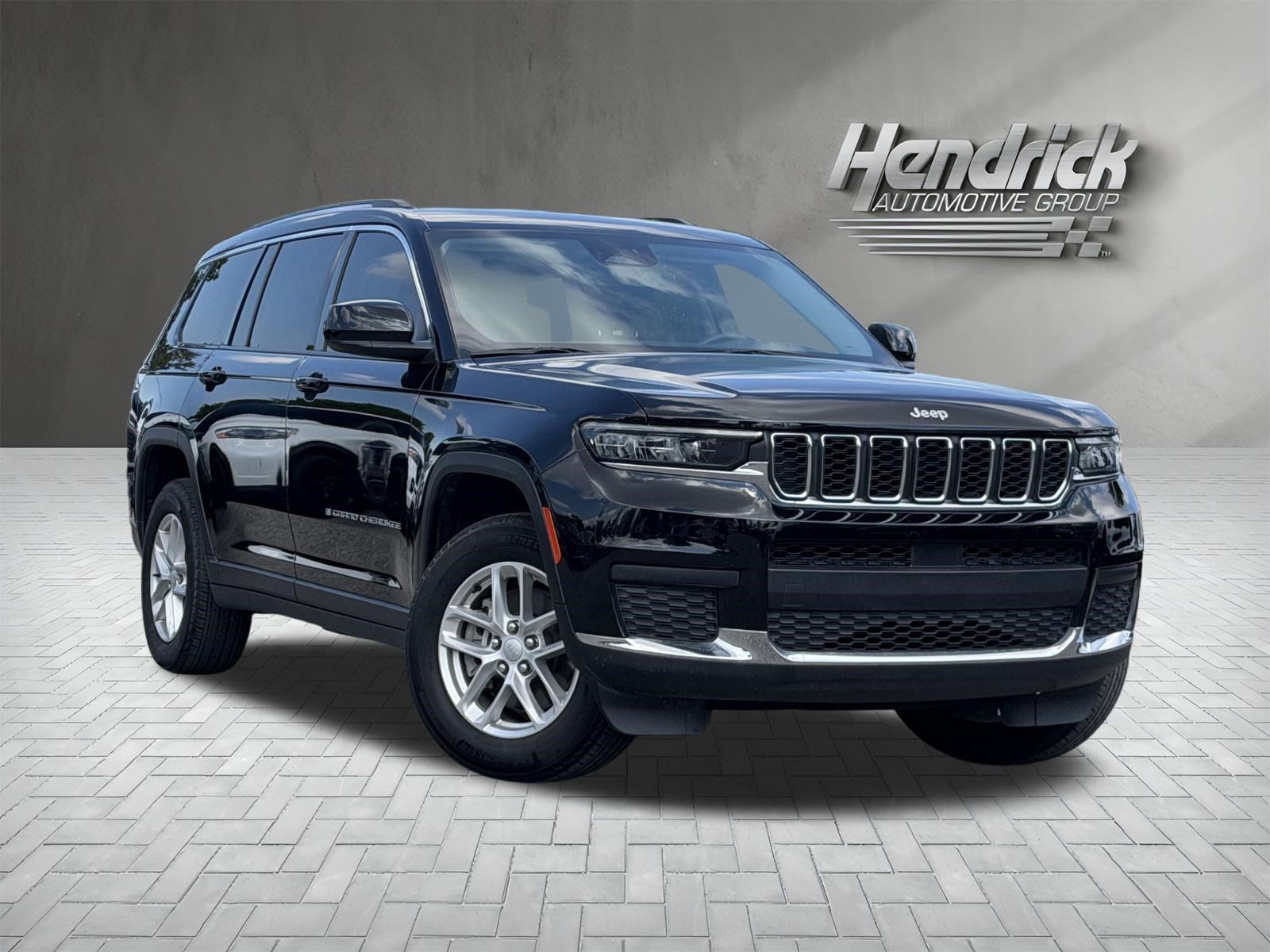 Used 2022 Jeep Grand Cherokee L Laredo w/ Luxury Tech Group I RWD image 2