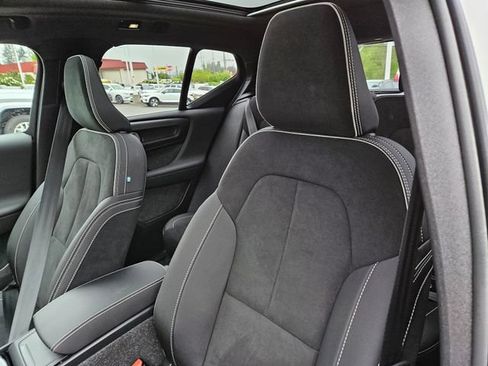 Used 2025 Volvo XC40 B5 Plus AWD/4WD image 17