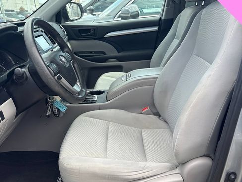 Used 2019 Toyota Highlander LE FWD image 16