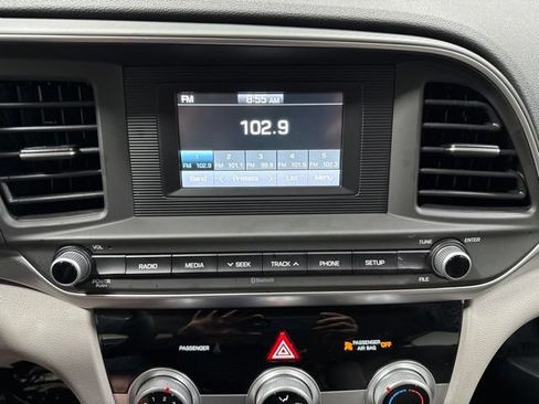 Used 2019 Hyundai Elantra SE FWD image 16