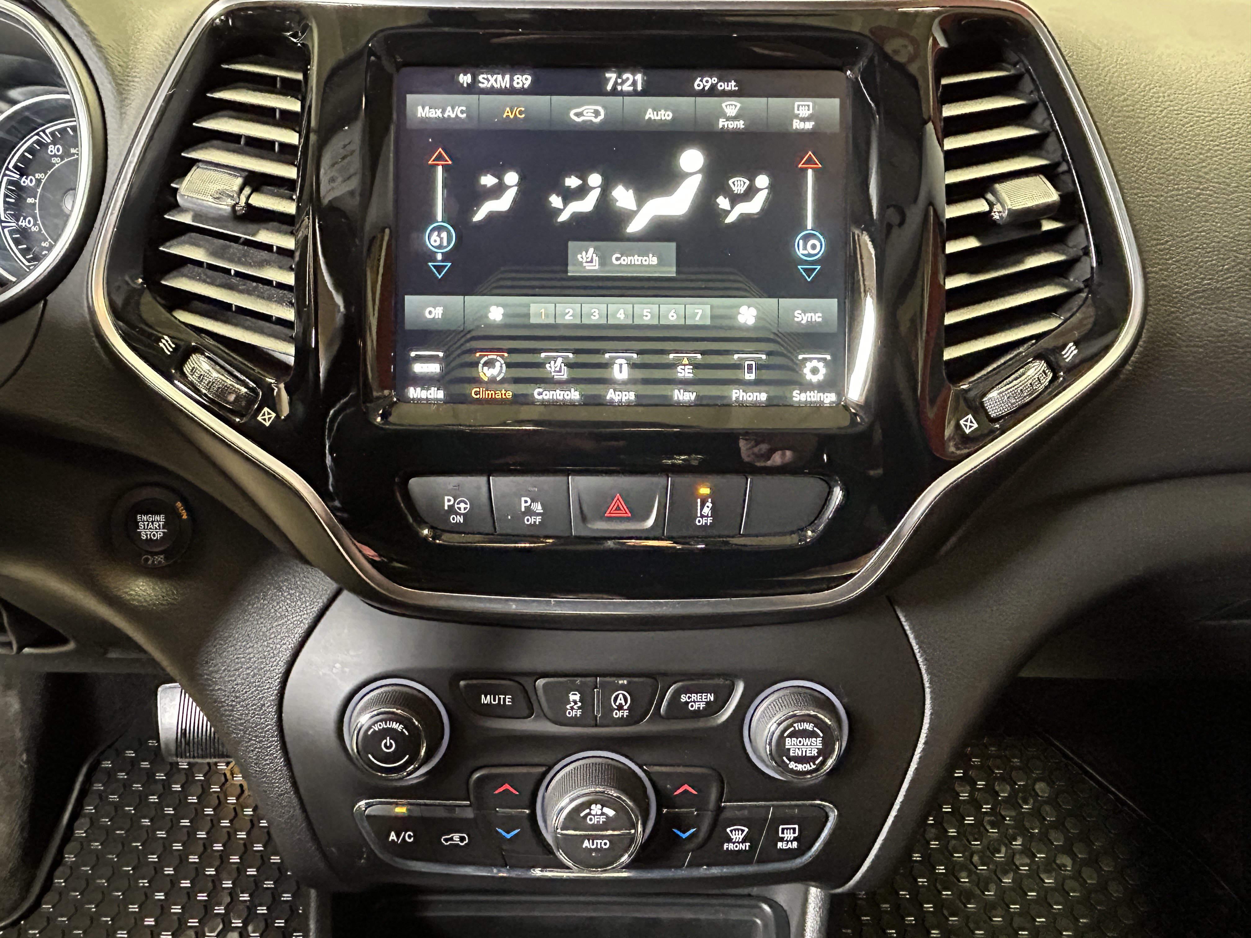 Used 2019 Jeep Cherokee Limited w/ Luxury Group AWD/4WD image 25
