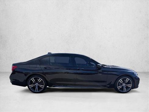 Used 2019 BMW 750i w/ M Sport Package RWD image 4