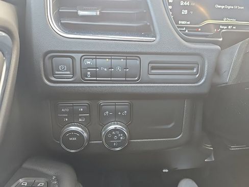 Used 2023 GMC Yukon XL SLE image 21