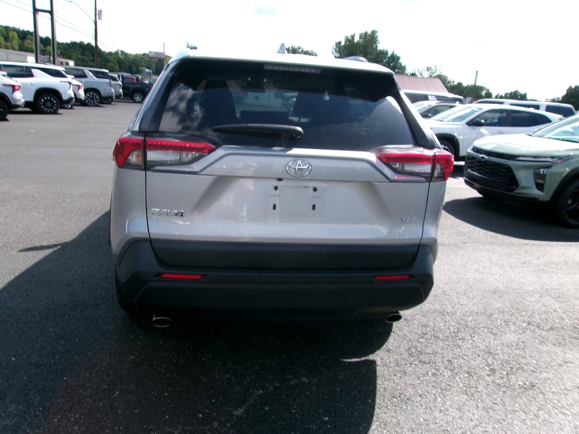 Used 2025 Toyota RAV4 XLE FWD image 7