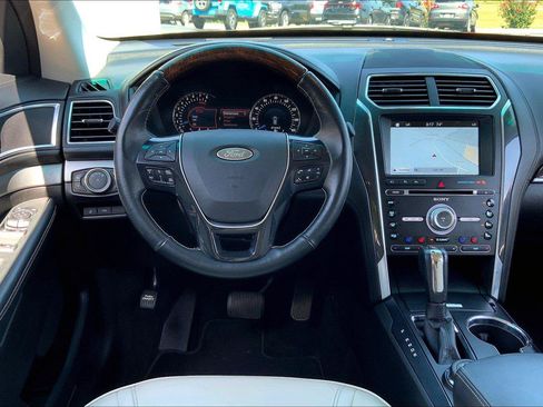 Used 2017 Ford Explorer Platinum AWD/4WD image 5