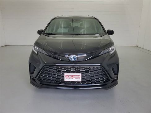 Used 2025 Toyota Sienna XSE image 3