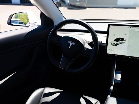 Used 2020 Tesla Model 3 Standard Range Plus RWD image 9