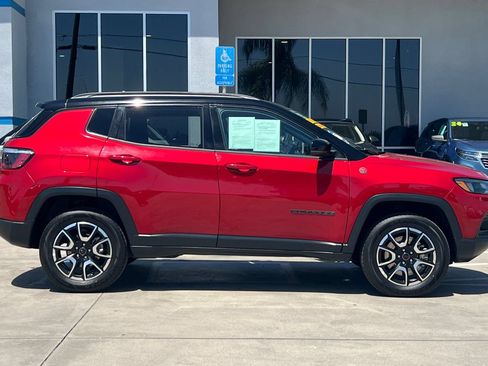 Used 2025 Jeep Compass Trailhawk AWD/4WD image 3