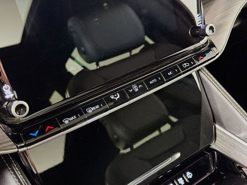 Used 2023 Jeep Wagoneer L Series II w/ Premium Group I image 17