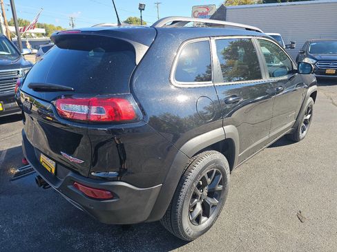 Used 2017 Jeep Cherokee Trailhawk image 7