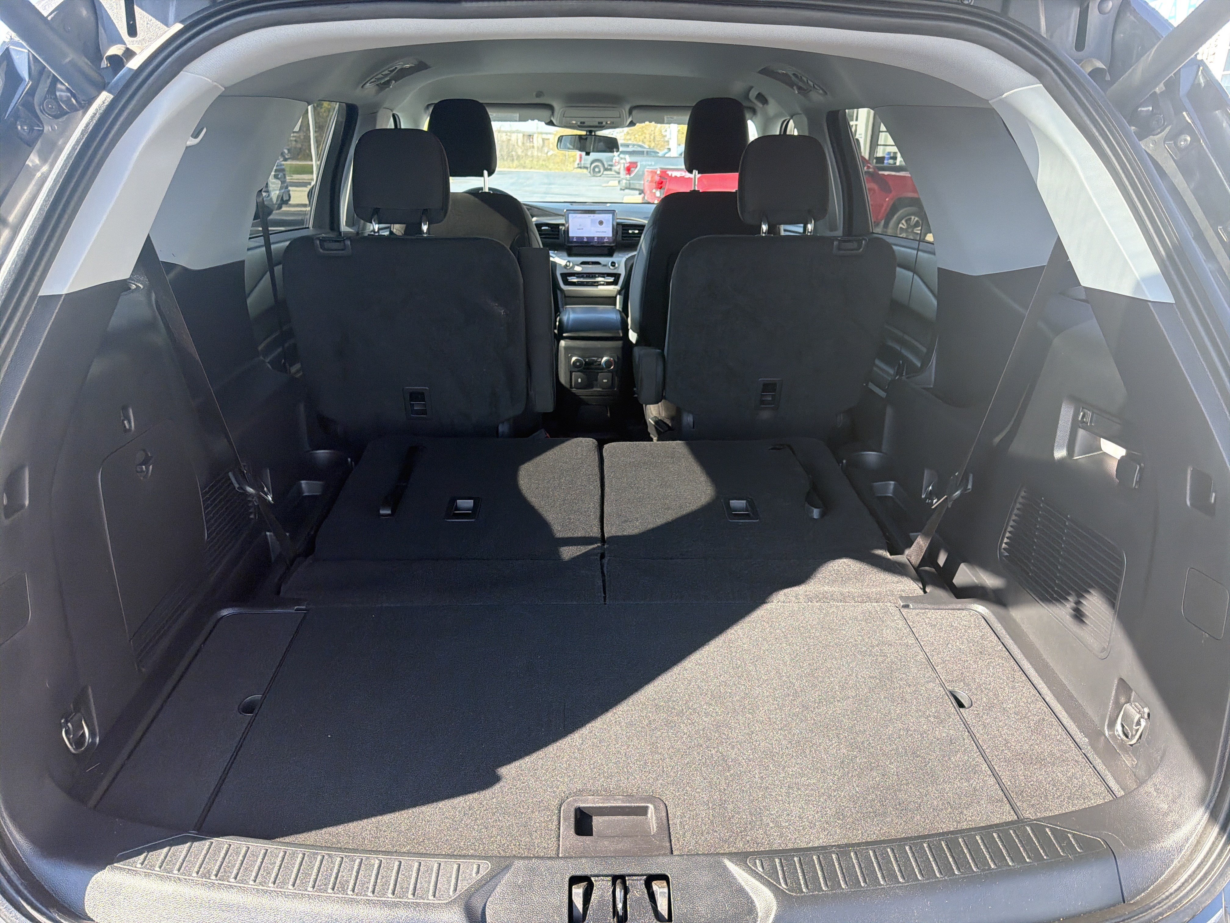 Used 2023 Ford Explorer XLT w/ Class IV Trailer Tow Package AWD/4WD image 14