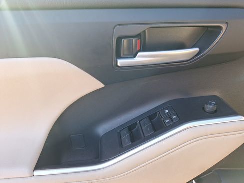 Used 2024 Toyota Highlander LE image 17